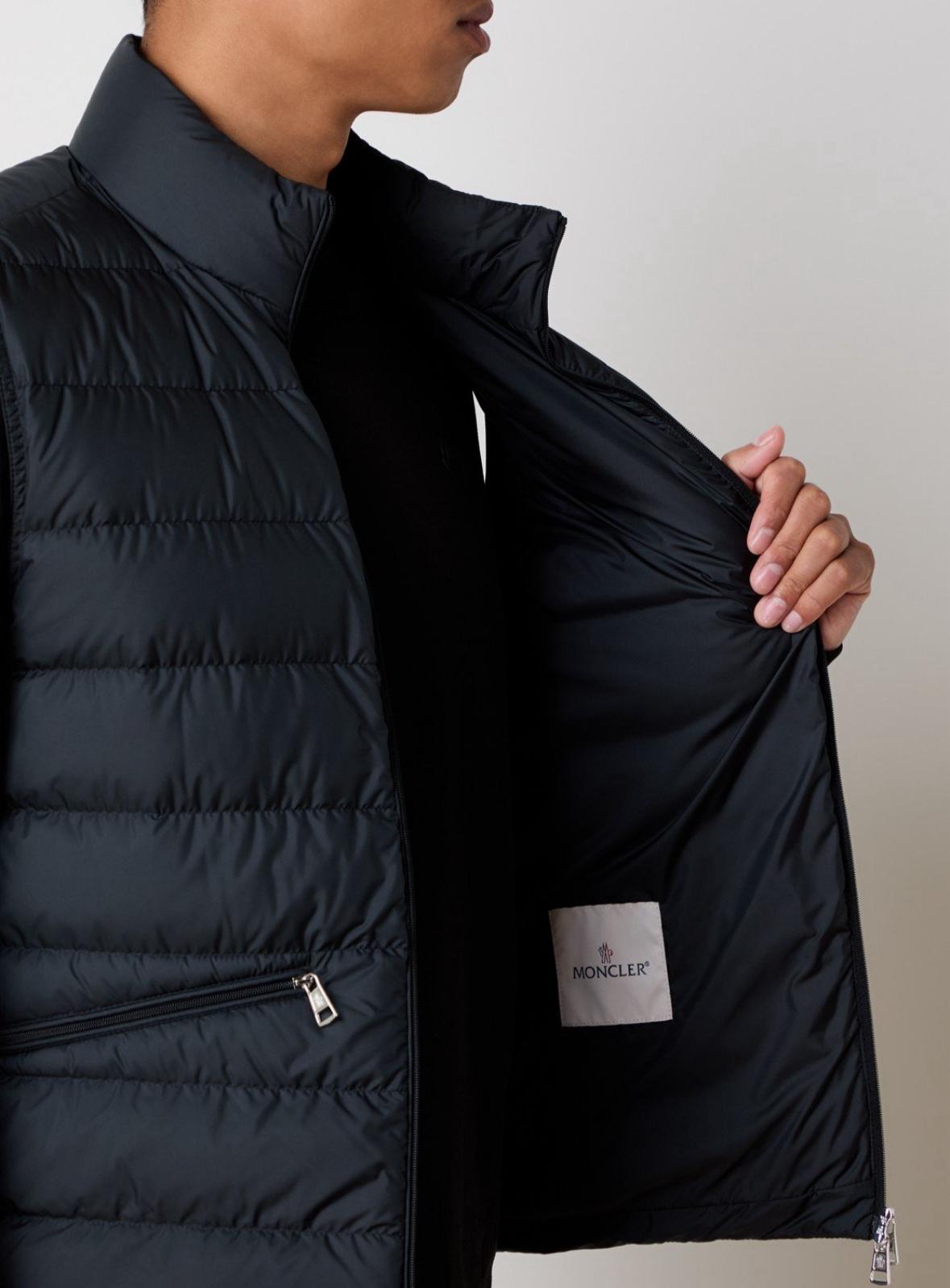 P118 Moncler Black Logo Bodywarmer Navy 3